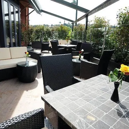 The Village Hotel Douglas מלון 3*